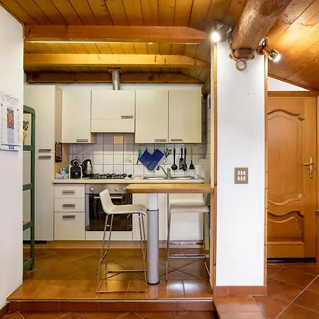 Graziosa Mansarda Vista Montagne Apartament *